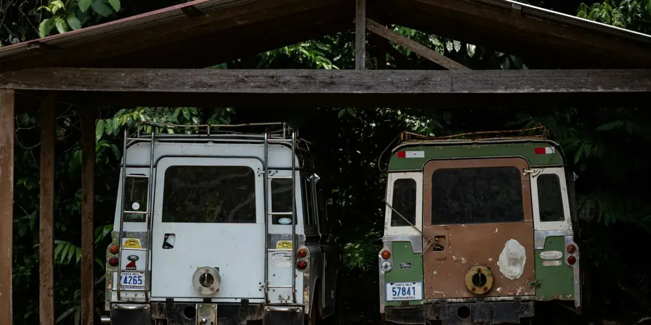 Två Land Rovers under ett tak, redo för äventyr. Kanske en framtida carport för dessa klassiker?