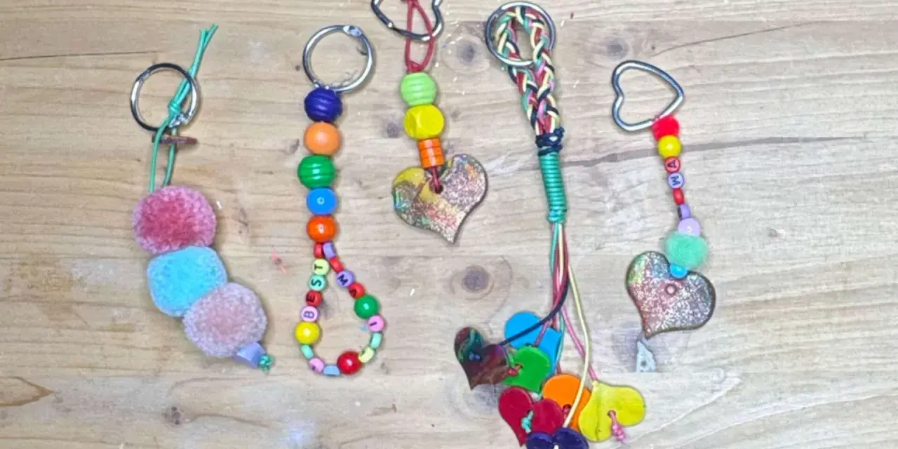 Bunte Schlüsselanhänger mit Herzen und Perlen, perfekt zum Muttertagsgeschenk selber basteln.