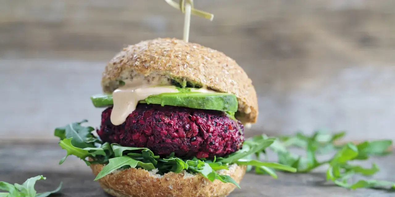 Sekret zwartego burgera: Grilluj bez rozpadania! Poradnik.