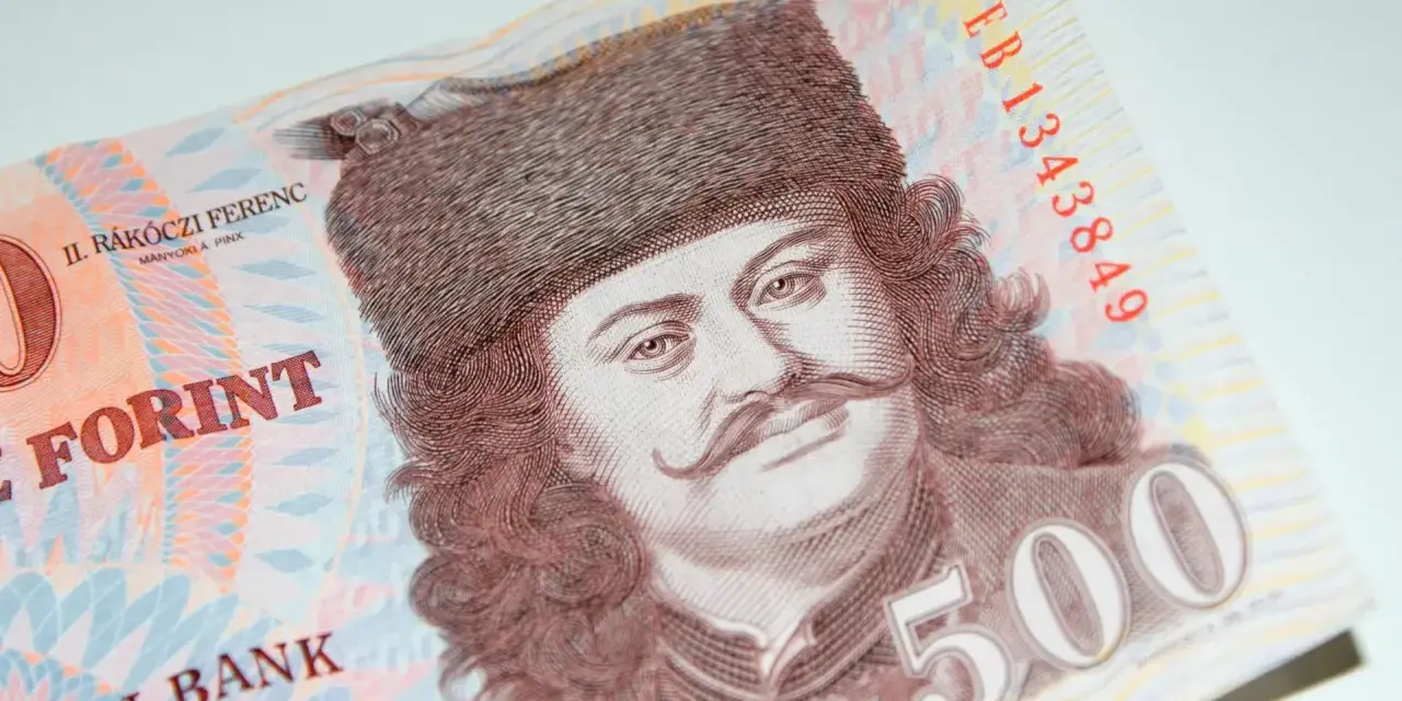 Na banknocie 500 forintów widnieje portret II. Rakoczego Ferenca. Forint to waluta na Węgrzech.