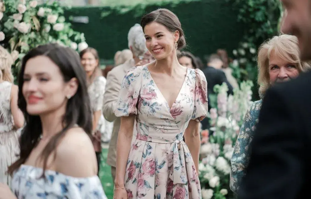 Sukienka w kwiaty na wesele? Odkryj sekrety perfekcyjnej stylizacji