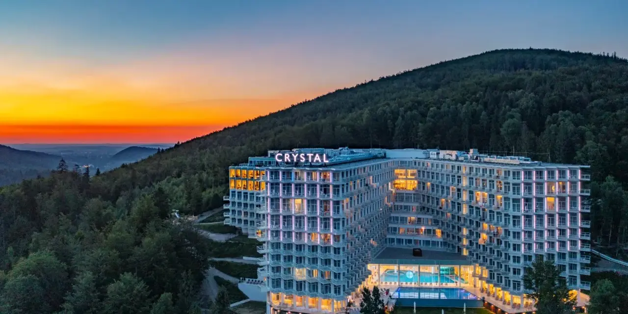 Nowoczesny hotel Crystal, otoczony lasem, z basenem i widokiem na zachód słońca. To z pewnością najlepszy hotel w Polsce.