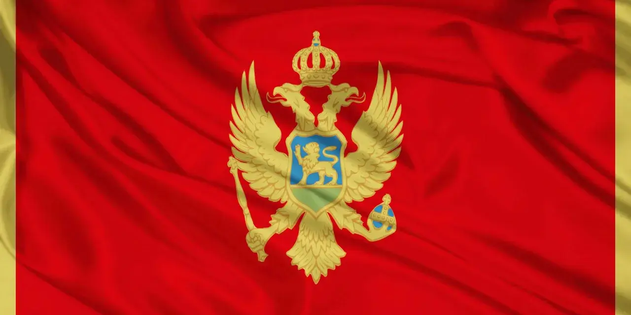 Flaga Czarnogóry z dwugłowym orłem i koroną na tle czerwonego materiału.