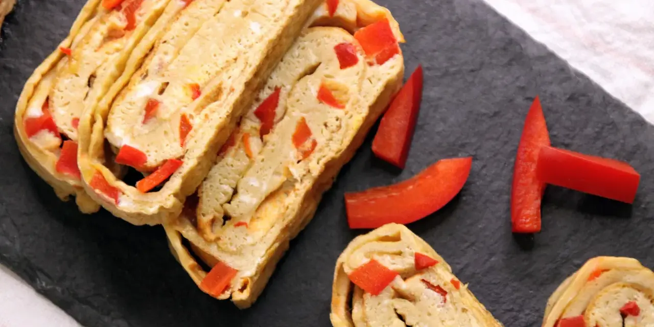 Roladki z jajek z papryką, idealne do tamago przepis. Smaczna przekąska na zimno i ciepło.