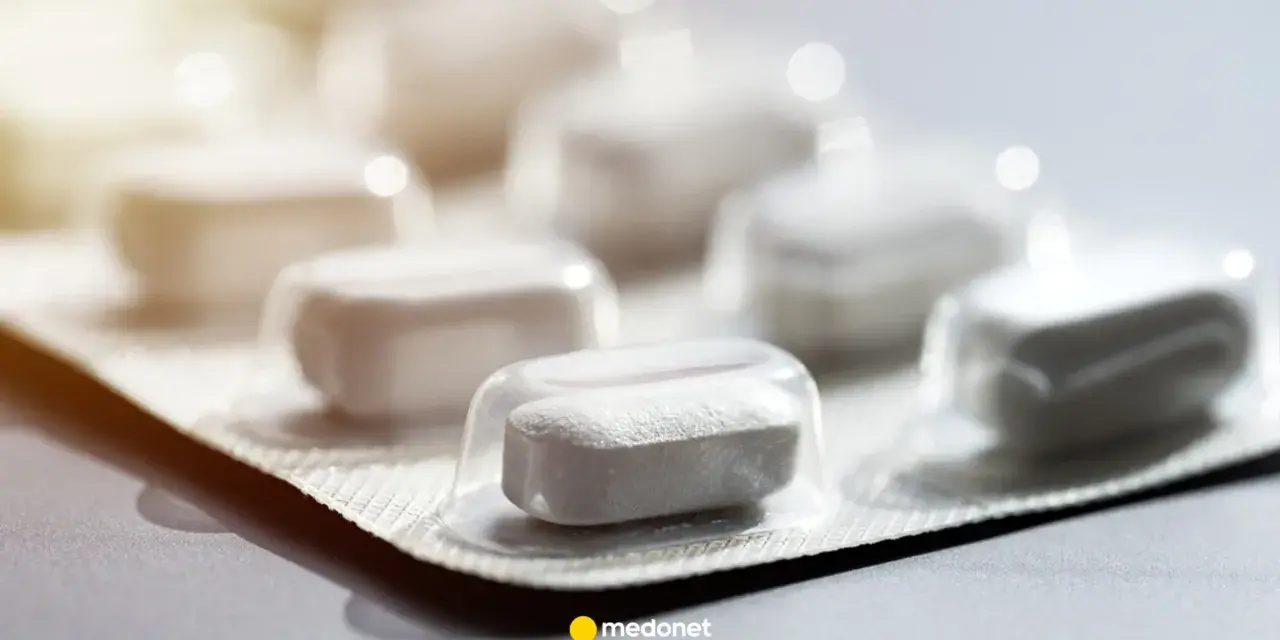 Białe tabletki w blistrze, jedna z nich wyraźna, z napisem skudexa 75 mg + 25 mg.