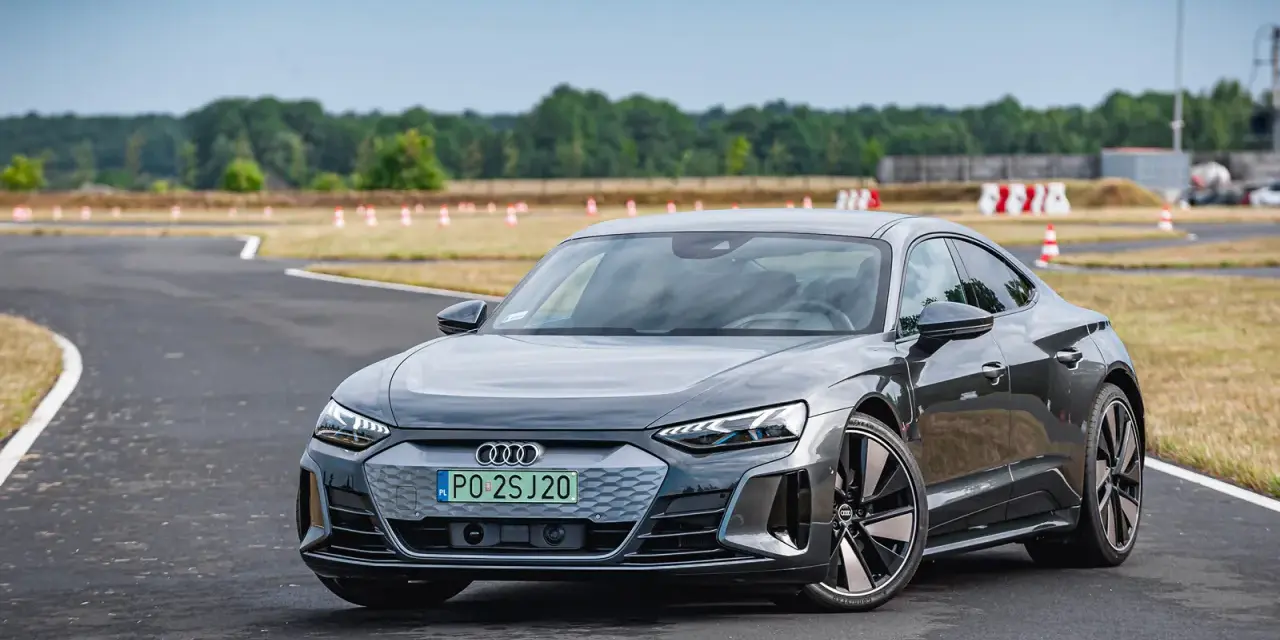 Szary Audi e-tron GT na torze wyścigowym, gotowy do jazdy.