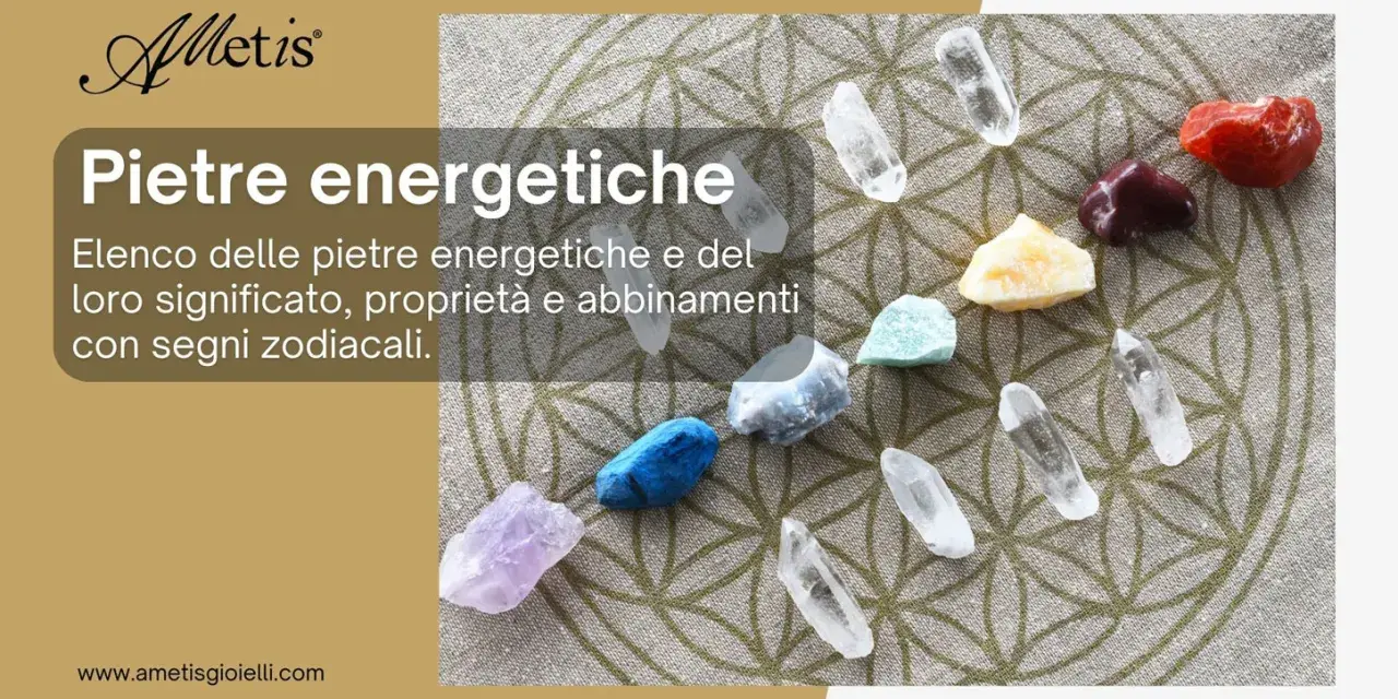 Pietre colorate disposte su un tessuto con il simbolo del Fiore della Vita. Il testo parla del significato delle gemme.