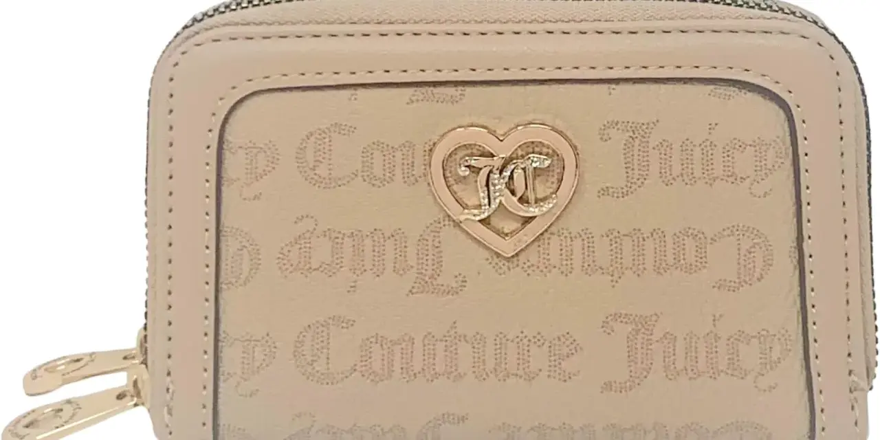 Portefeuille beige Juicy Couture avec logo cœur. Idéal pour apprendre comment faire les coins d'un carré en couture.