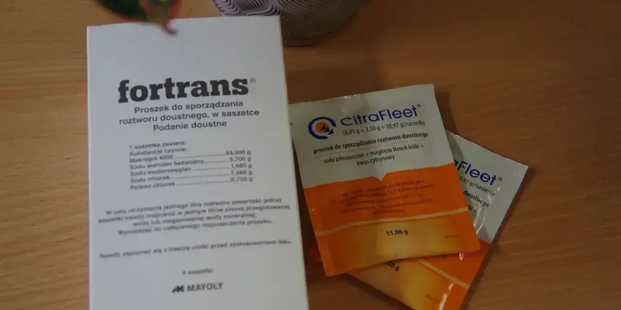 Opakowanie leku ForTrans i saszetki CitraFleet, które pomagają w przygotowaniu roztworu do stosowania doustnego.
