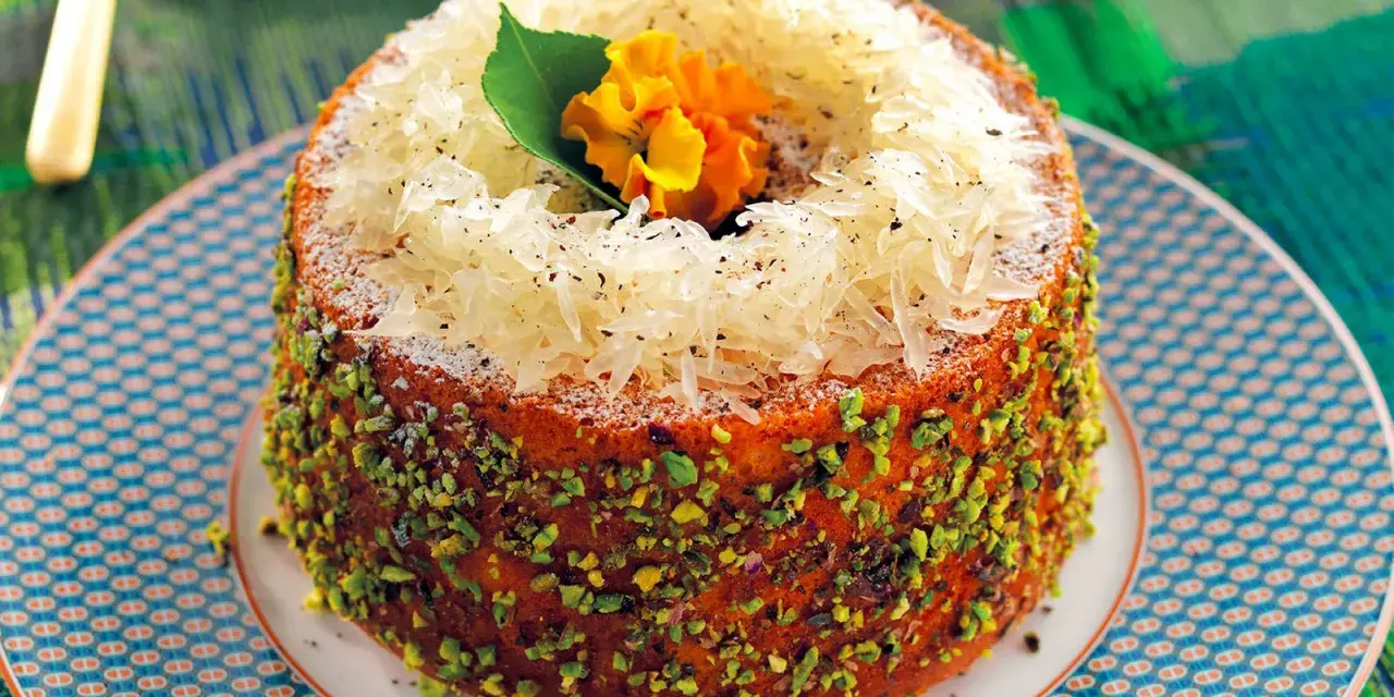Chiffon cake ricetta: torta soffice decorata con pistacchi, pompelmo e un fiore.