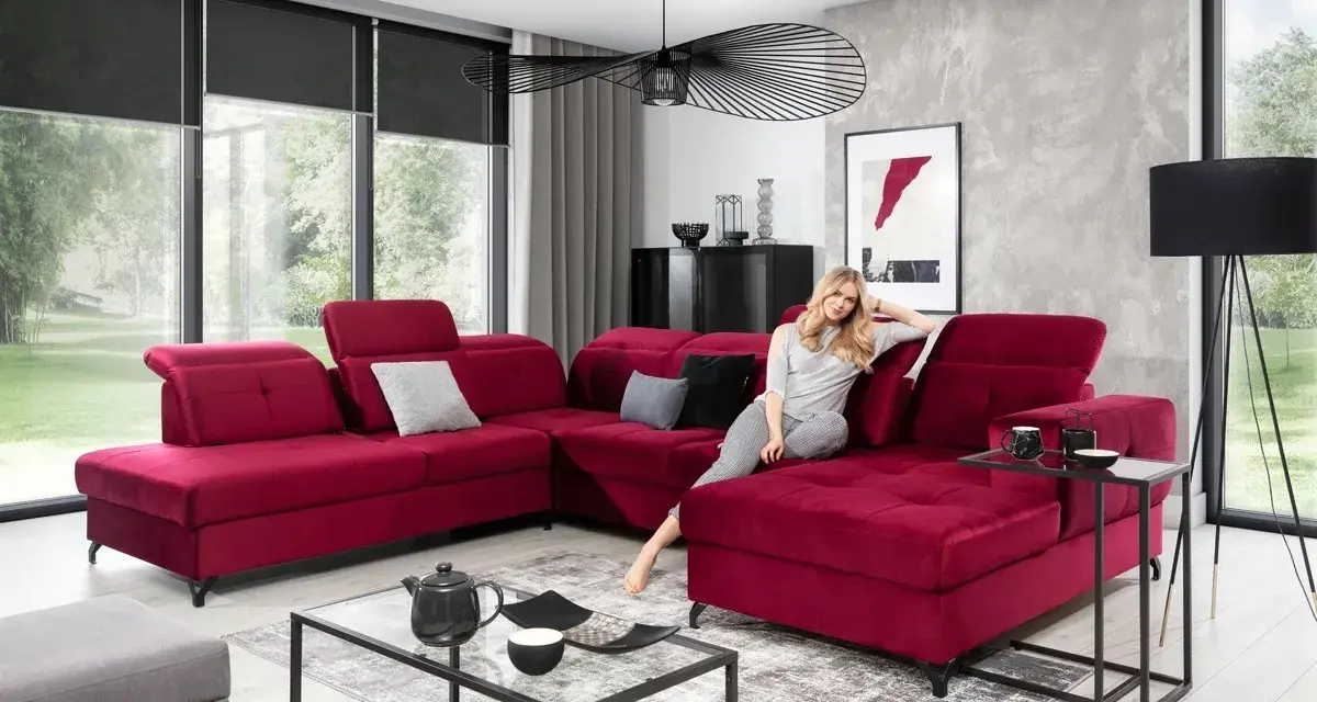 Elegancki salon z bordową kanapą. Szarości i czerń to kolory, które pasują do bordowego, tworząc stylowe wnętrze.