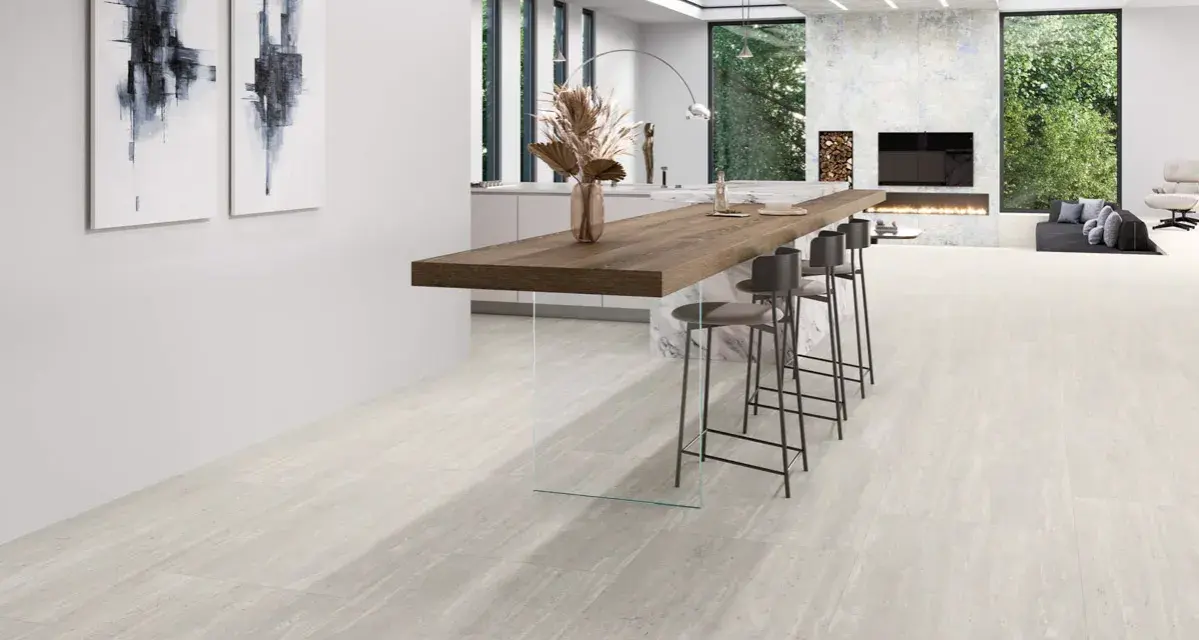 Elegantes suelos para cocinas blancas con un diseño moderno y minimalista, que complementan la isla de madera y las sillas altas.