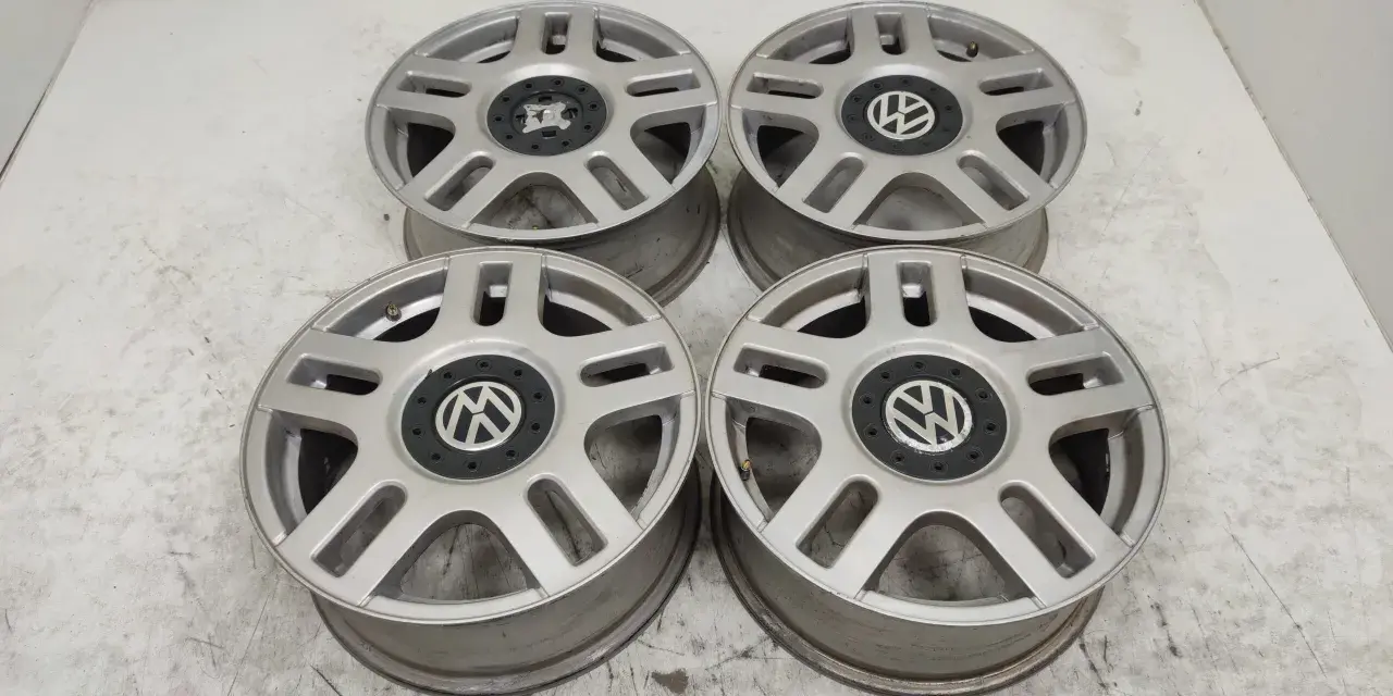 Cztery aluminiowe felgi do VW Golfa IV. Rozstaw śrub 5x100.