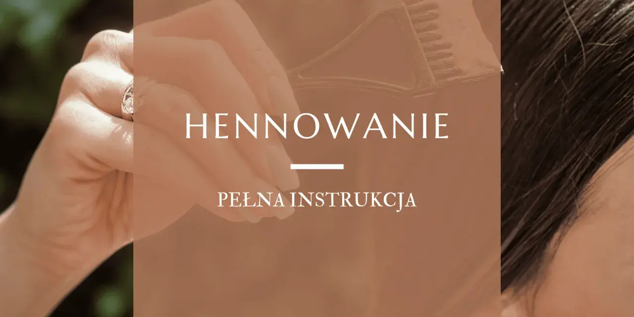 Dłoń z pierścionkiem trzyma pędzelek do henny. Dowiedz się, ile się trzyma henna i jak ją aplikować.