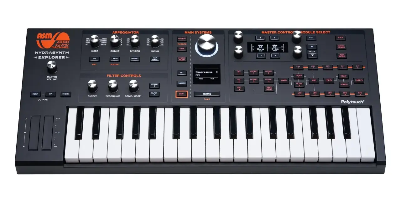 Czarny syntezator ASM Hydrasynth Explorer z klawiaturą i licznymi pokrętłami oraz przyciskami do tworzenia dźwięków.