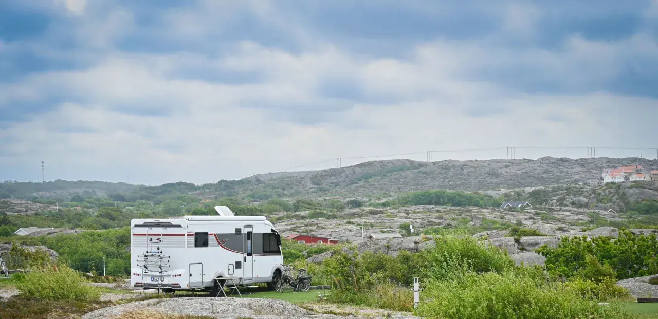 Husbil parkerad på en campingplats i Norra Sverige under en sommar. En perfekt plats för en roadtrip norra Sverige sommar.