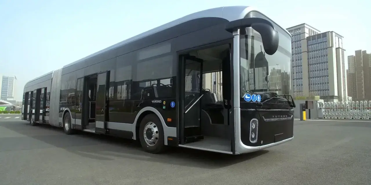 Nowoczesny, czarny yutong autobus przegubowy z otwartymi drzwiami, gotowy do przyjęcia pasażerów.