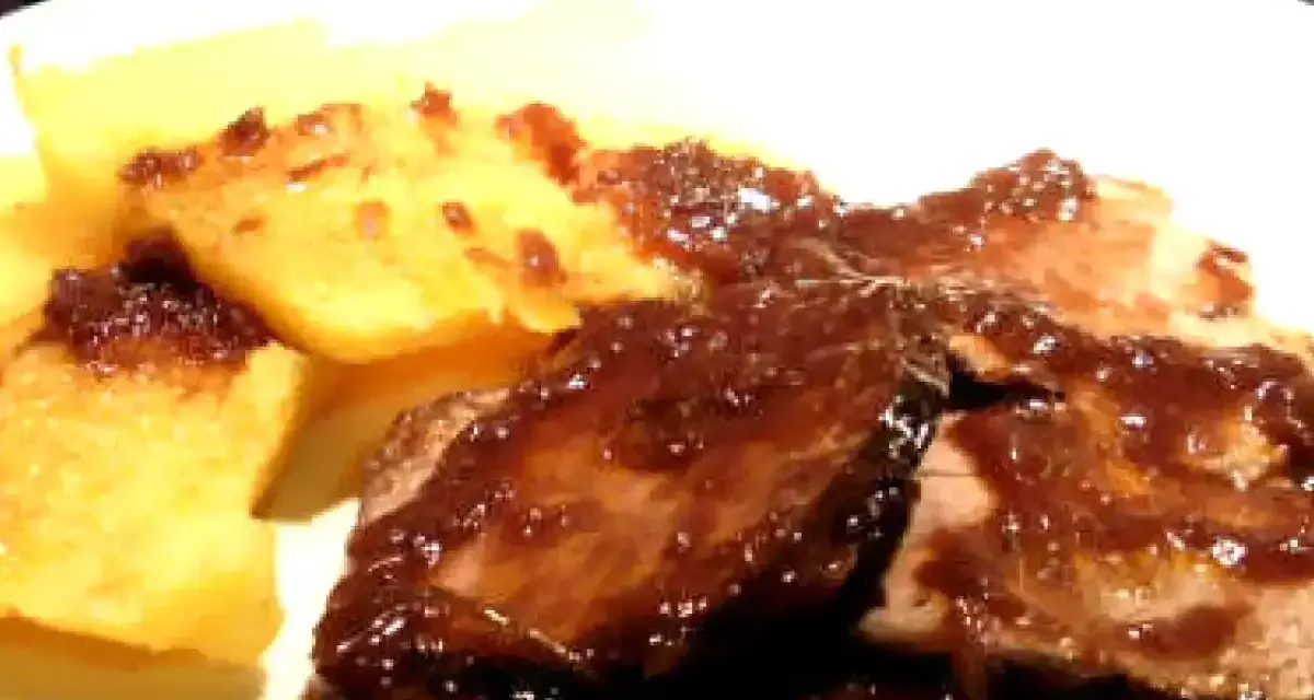 Stracotto al Chianti succulento su un letto di polenta dorata. Un piatto che profuma di tradizione e sapori intensi.