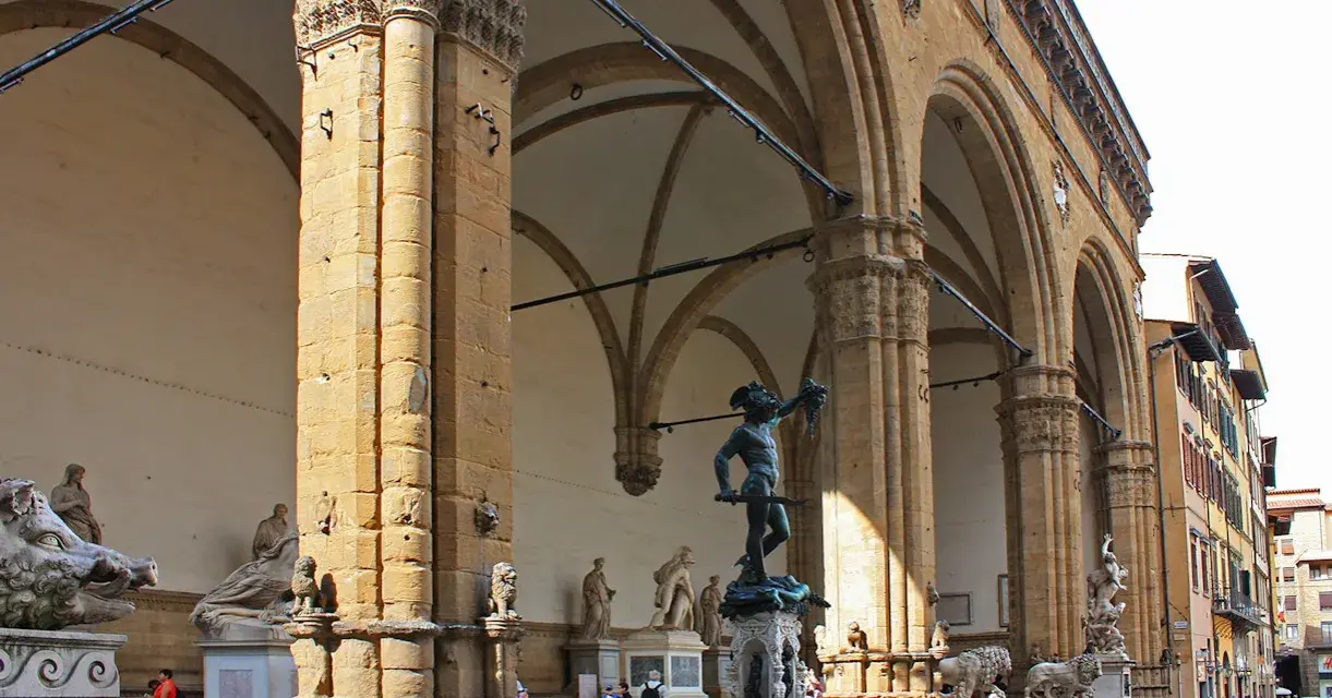 Rzeźba architektoniczna: odkryj jej znaczenie i wpływ na architekturę