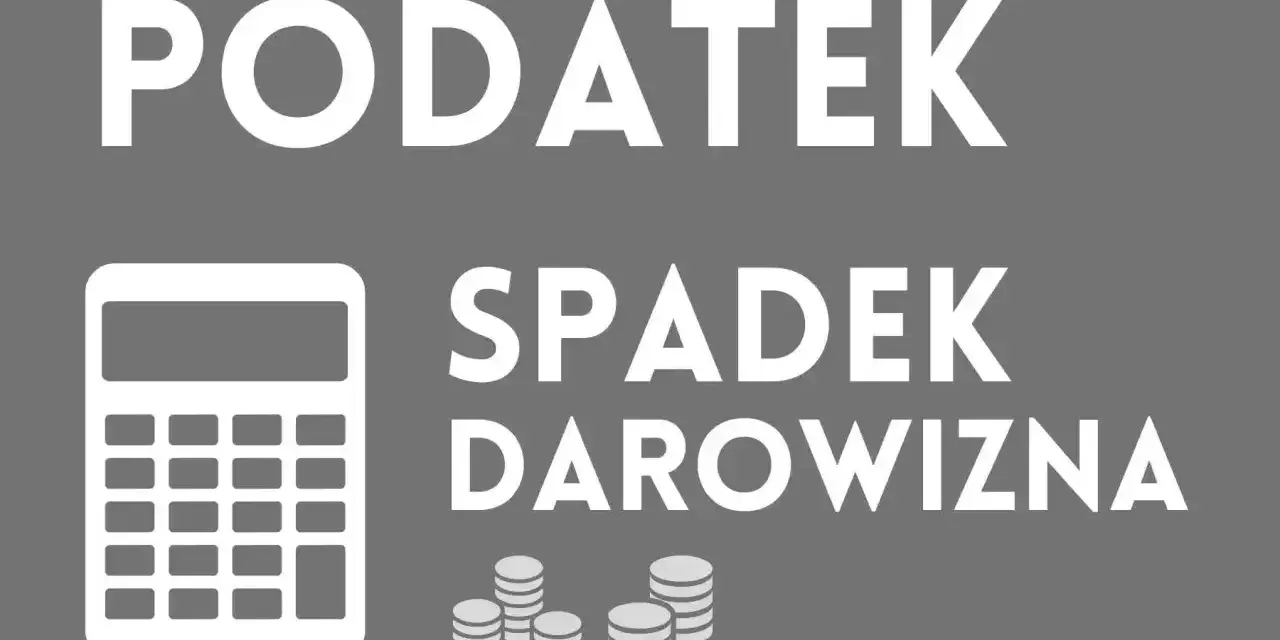 Biały kalkulator i stosy monet obok napisu "PODATEK SPADEK DAROWIZNA". Obrazek symbolizuje podatek od spadków i darowizn.