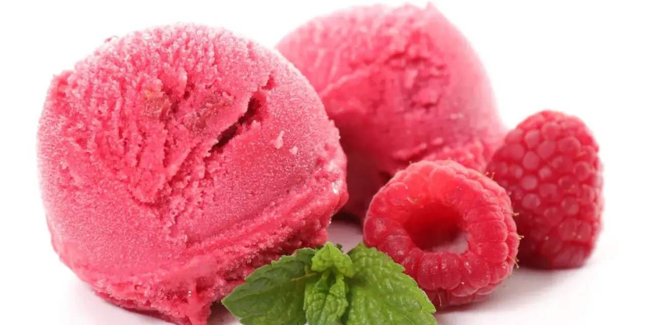 Trzy porcje malinowego sorbetu owocowego z malinami i miętą. Idealny wybór na upalne dni, czy wolisz sorbet owocowy czy lody mleczne?