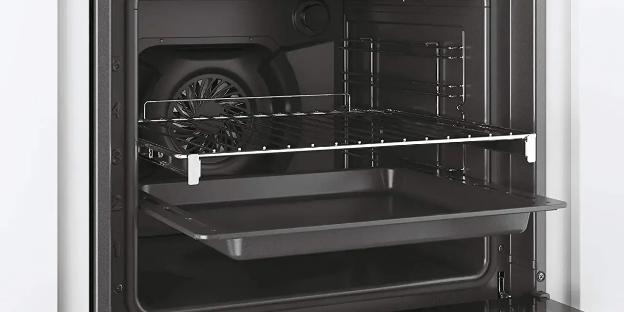 Interior de un horno moderno con rejilla y bandeja de hornear.