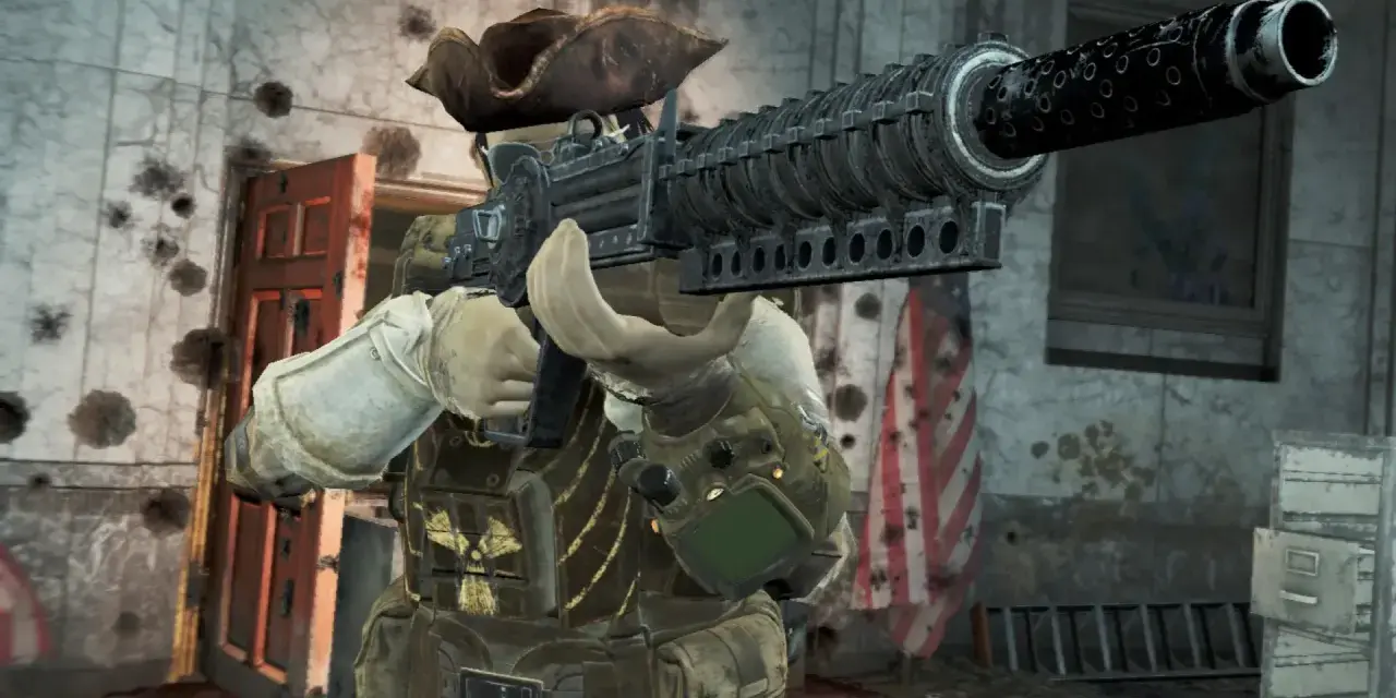 Personaje con sombrero de pirata y arma pesada, listo para la acción en Fallout 4. ¡Descubre trucos para dominar el Yermo!