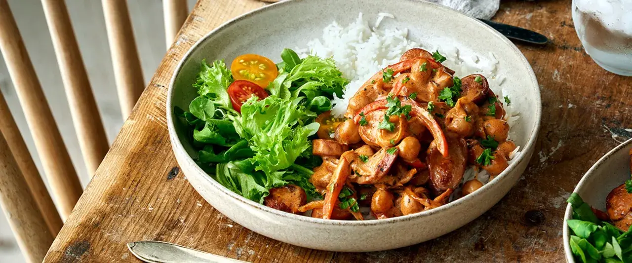 En krämig kycklinggryta med kikärtor och paprika serveras med ris och en fräsch sallad. Perfekt som nyårsmeny barn.