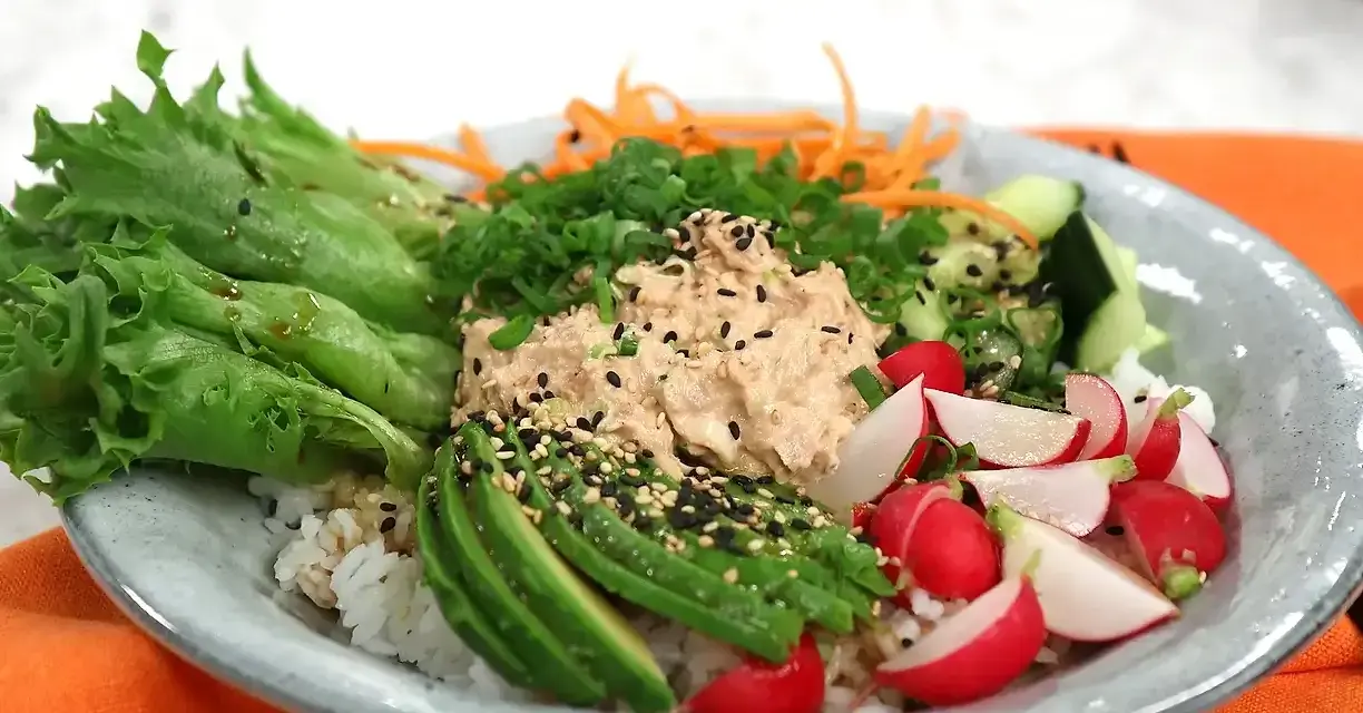 En fräsch tonfisk bowl med ris, avokado, rädisor, gurka, morötter och sallad. Ett perfekt tonfisk recept för en snabb och god lunch.