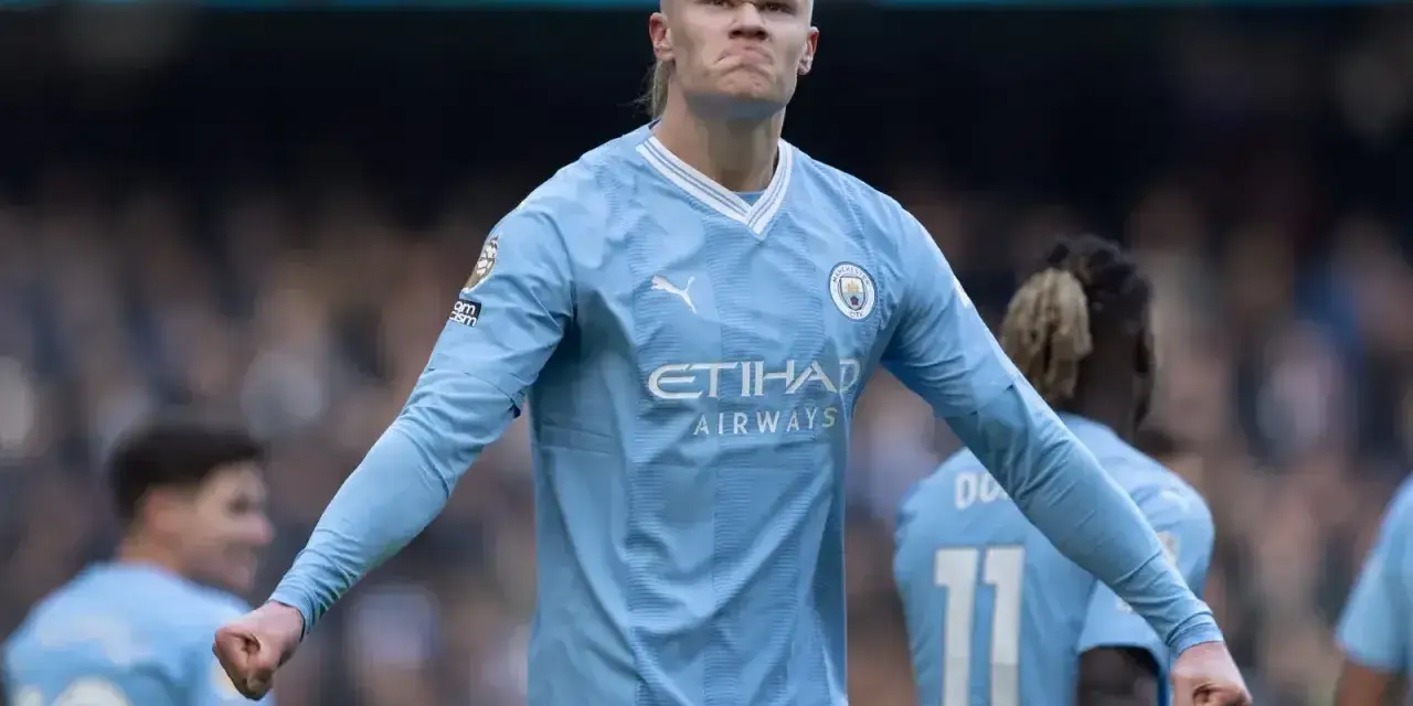 Erling Haaland, najdroższy piłkarz świata, świętuje gola w błękitnej koszulce Manchesteru City.