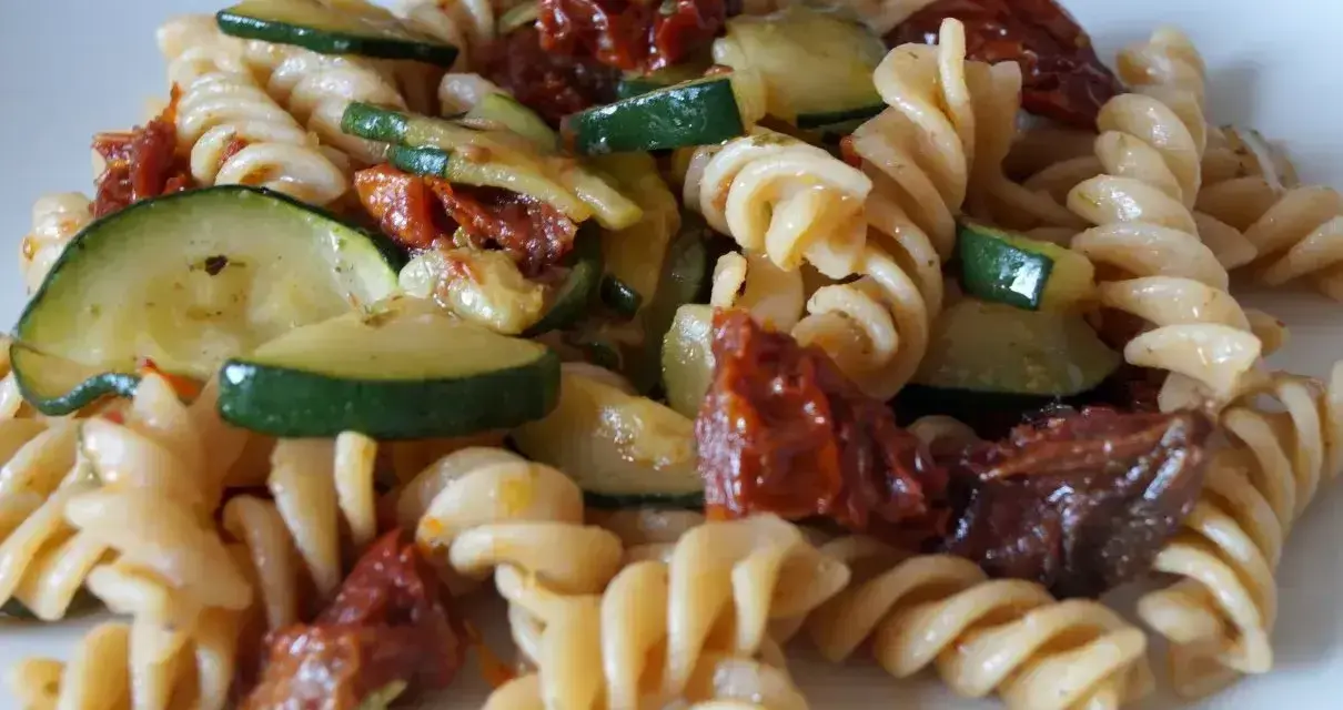 Pyszne fusilli z cukinią i suszonymi pomidorami, danie pełne słońca i smaku.