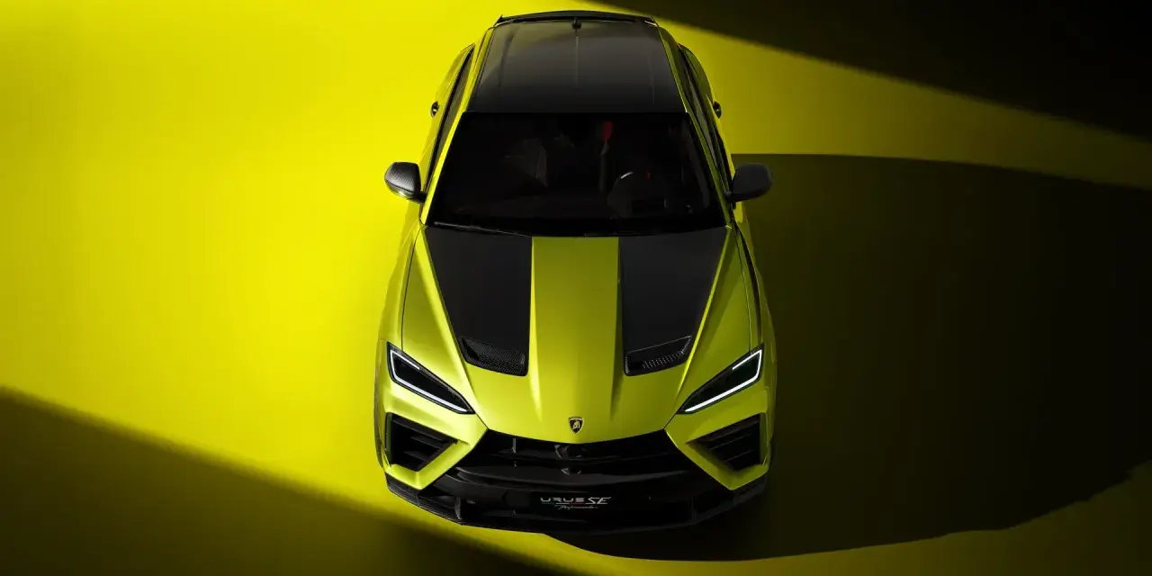 Jaskrawozielony Lambo Urus z czarnymi pasami na masce i dachu, prezentowany z lotu ptaka na żółtym tle.