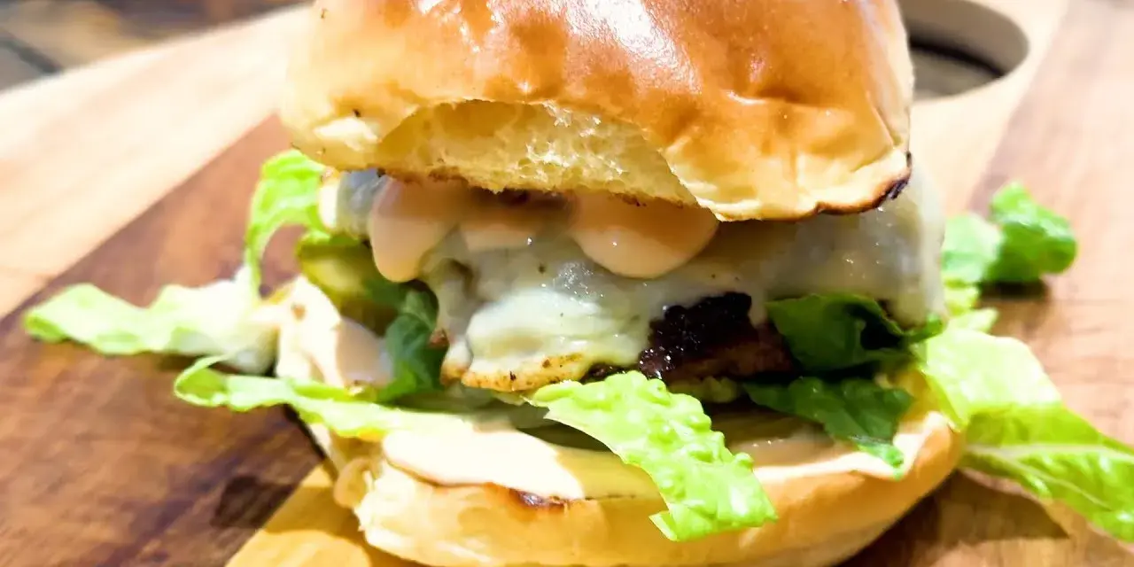 Sekret soczystego burgera: jak przygotować mięso krok po kroku