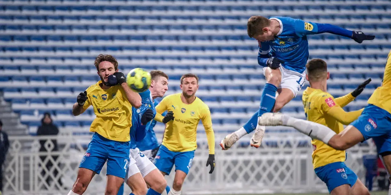Jugadores de Ucrania FC compiten por el balón en un partido de fútbol.