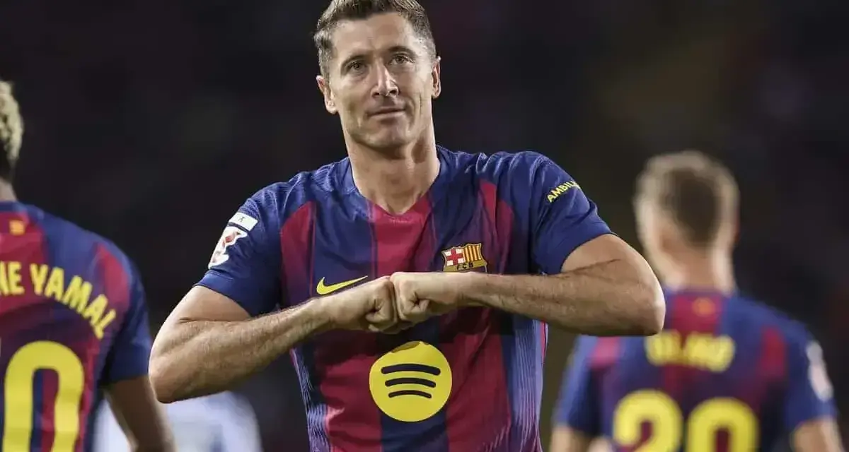 Robert Lewandowski w koszulce Barcelony, świętujący gola. Zastanawiasz się, ile zarabia Lewandowski w Barcelonie?