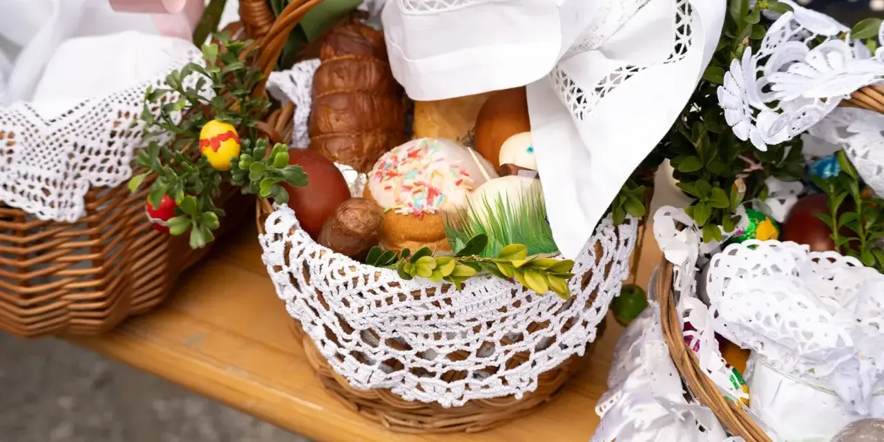 Koszyki ze święconką: jajka, kiełbasa, babka z posypką i bukszpan. Gotowe do poświęcenia.