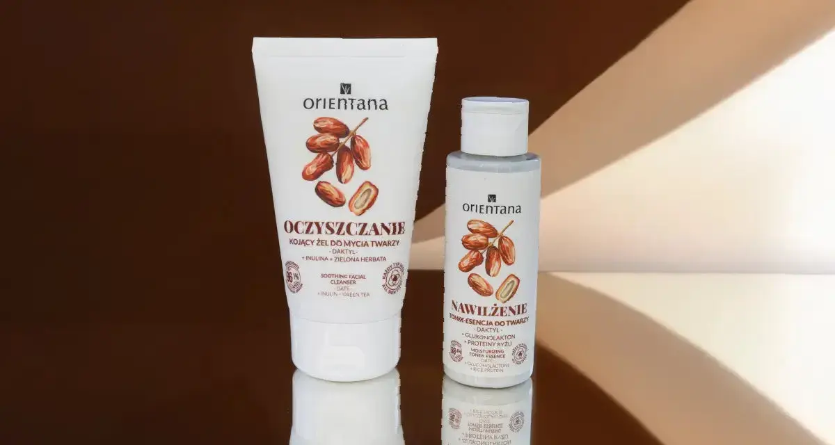 Dwa kosmetyki Orientana: żel do mycia z daktylem i inuliną oraz tonik-esencja z glukonolaktonem, proteinami ryżu i daktylem.