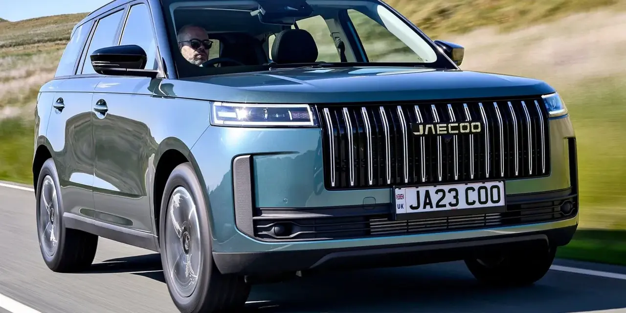 Zielony SUV Jaecoo 5 na drodze. Sprawdź jaecoo 5 cena i opinie.