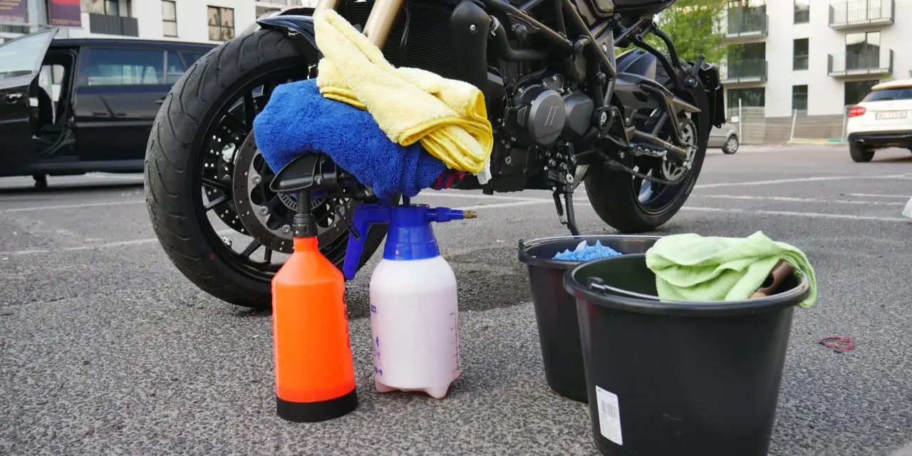 Jak bezpiecznie umyć motocykl na myjni? Uniknij kosztownych błędów!