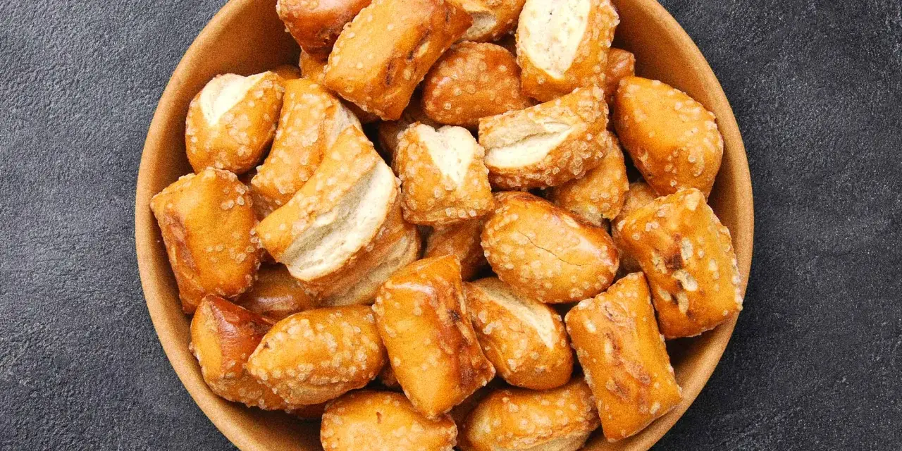 Schüssel voller knuspriger Pretzel Bites, perfekt für ein schnelles pretzel bites rezept.