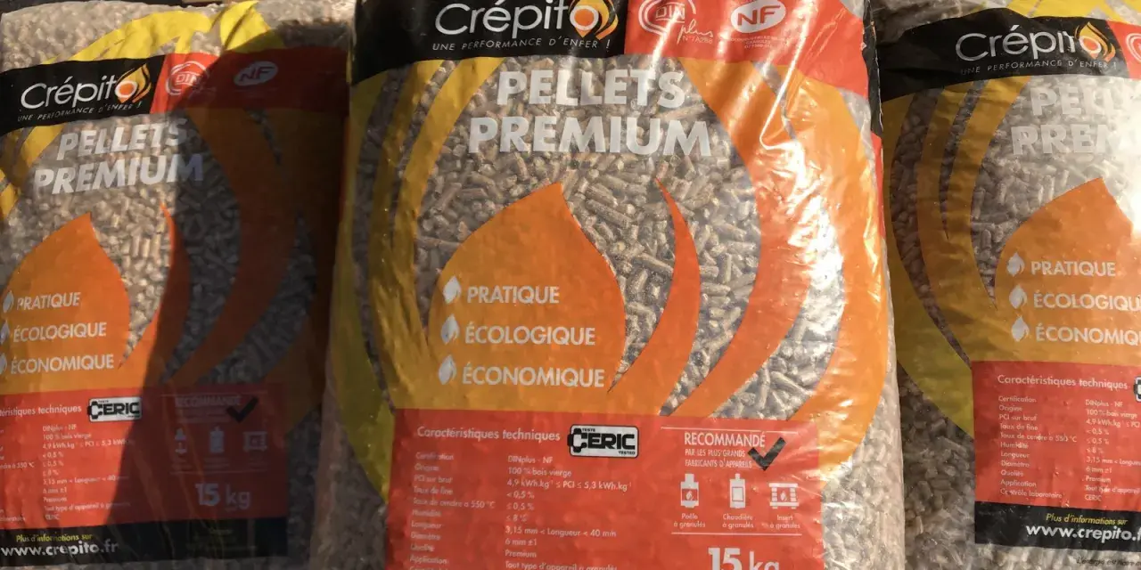 Sacs de granulés de bois Crépito Premium, 15 kg. PCI entre 4,9 et 5,3 kWh/kg. Pratique, écologique, économique.