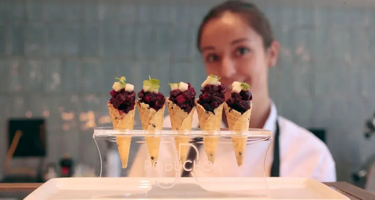 Cinco conos de gofre con tartar de remolacha y cubos de manzana, un ejemplo de la cocina de Robuchon.