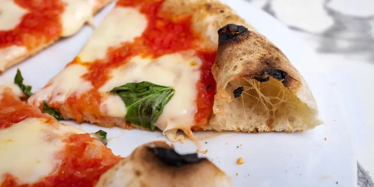 Puszyste ciasto na pizzę neapolitańską z rozpływającym się serem i pomidorowym sosem. Idealne na letni wieczór.