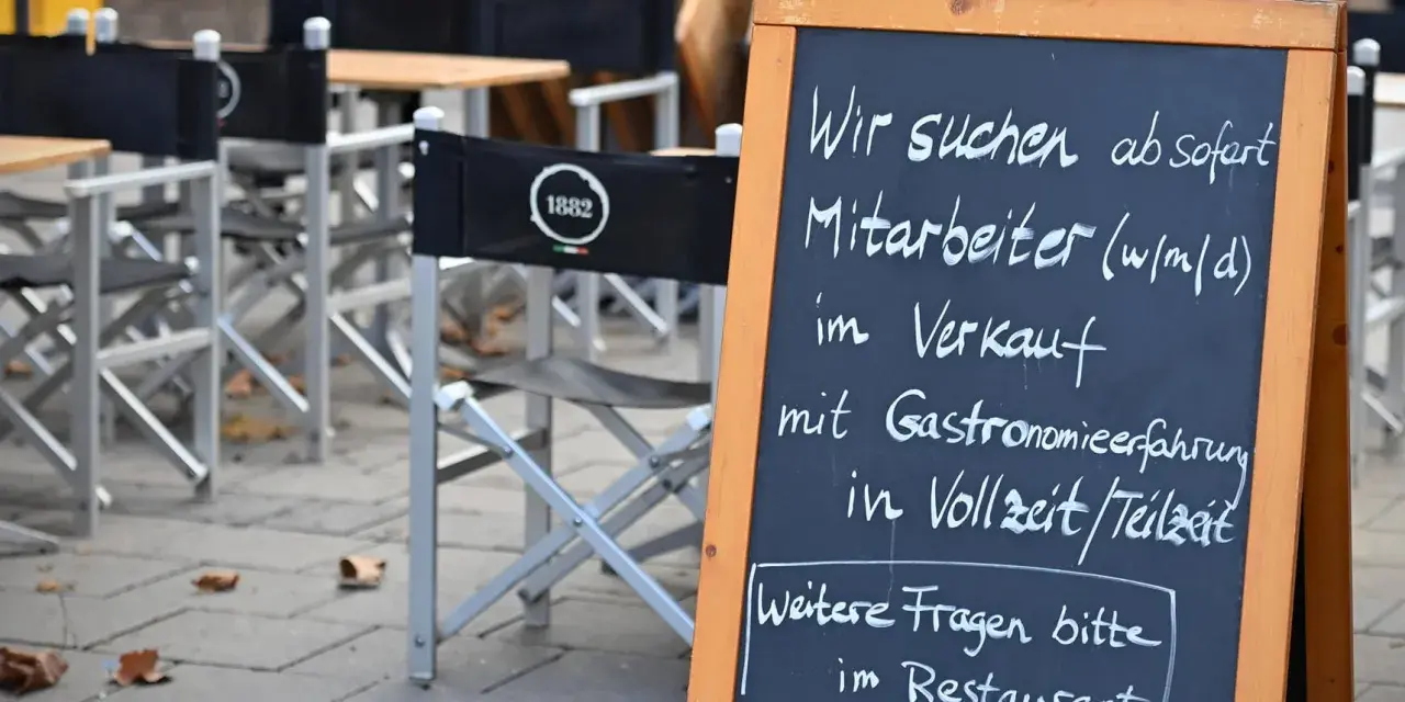 Tafel mit Stellenangebot: Mitarbeiter (w/m/d) im Verkauf gesucht. Hier wird der Unterschied zwischen Nebenjob und Minijob nicht erklärt, aber Vollzeit/Teilzeit erwähnt.