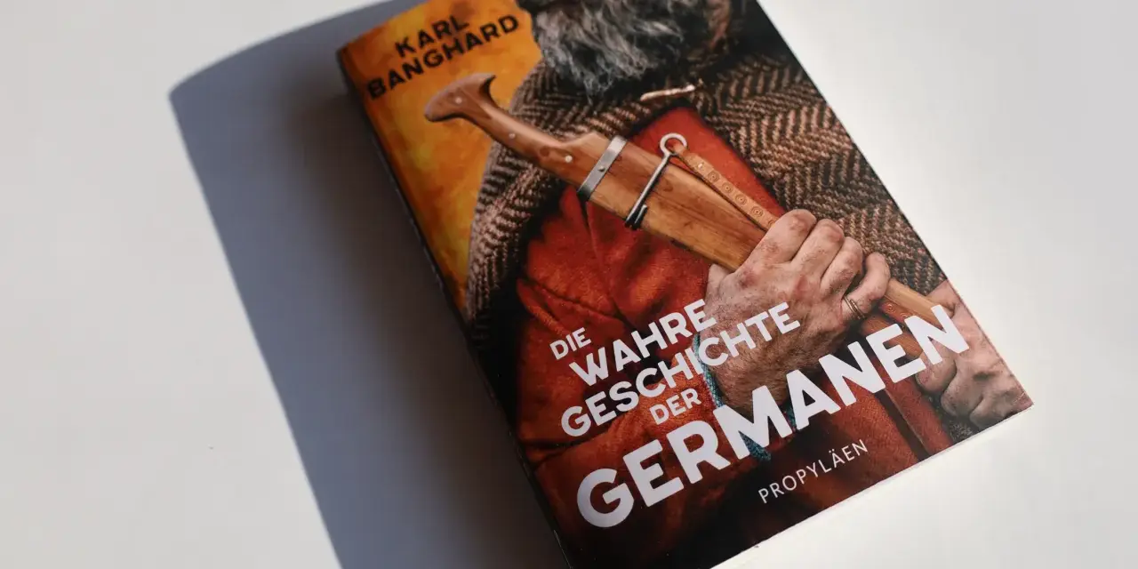 Buchcover "Die wahre Geschichte der Germanen" von Karl Banghard. Ein Mann mit Bart und Dolch im Gewand.