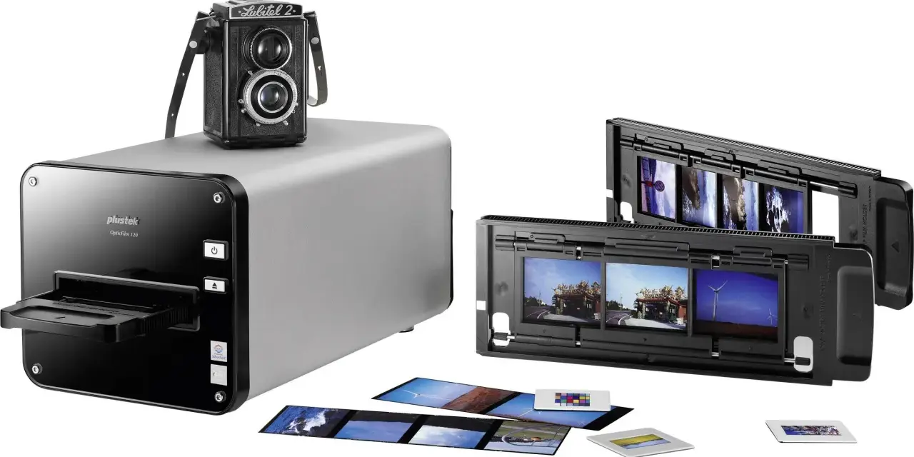 Plustek OpticFilm 120 to jaki skaner do zdjęć? Urządzenie do digitalizacji klisz i slajdów, obok klasyczny aparat Lubitel 2.