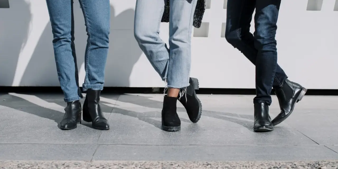 Trzy pary damskich jeansów i różne buty: botki na obcasie, zamszowe botki i eleganckie botki. Idealne inspiracje, jakie buty do jeansów damskich wybrać.