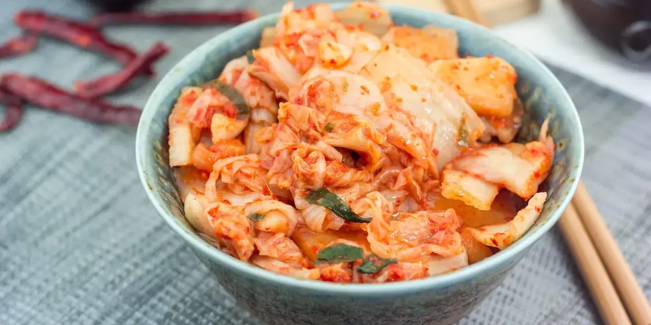 Kimchi: Co to jest? Odkryj smak, zdrowie i sekrety koreańskiej kiszonki