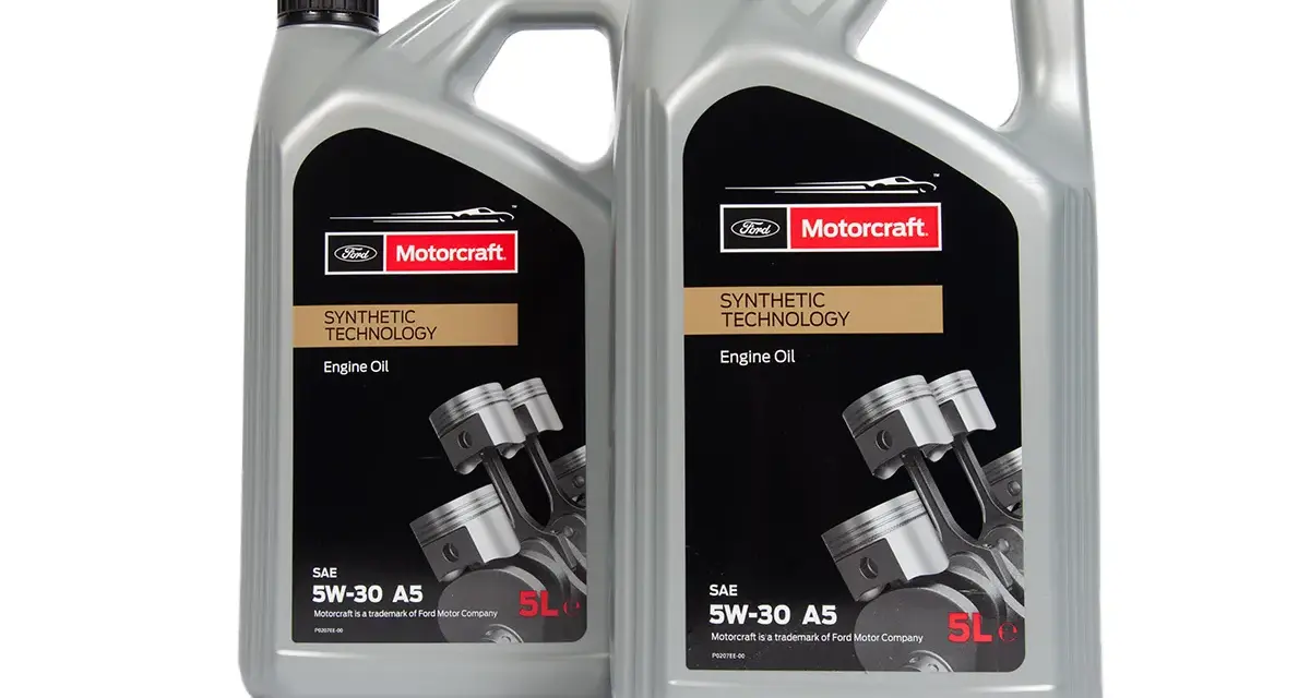 Dwa litrowe kanistry oleju silnikowego Motorcraft 5W-30 A5. 5W-30 co oznacza? To lepkość oleju, kluczowa dla ochrony silnika.