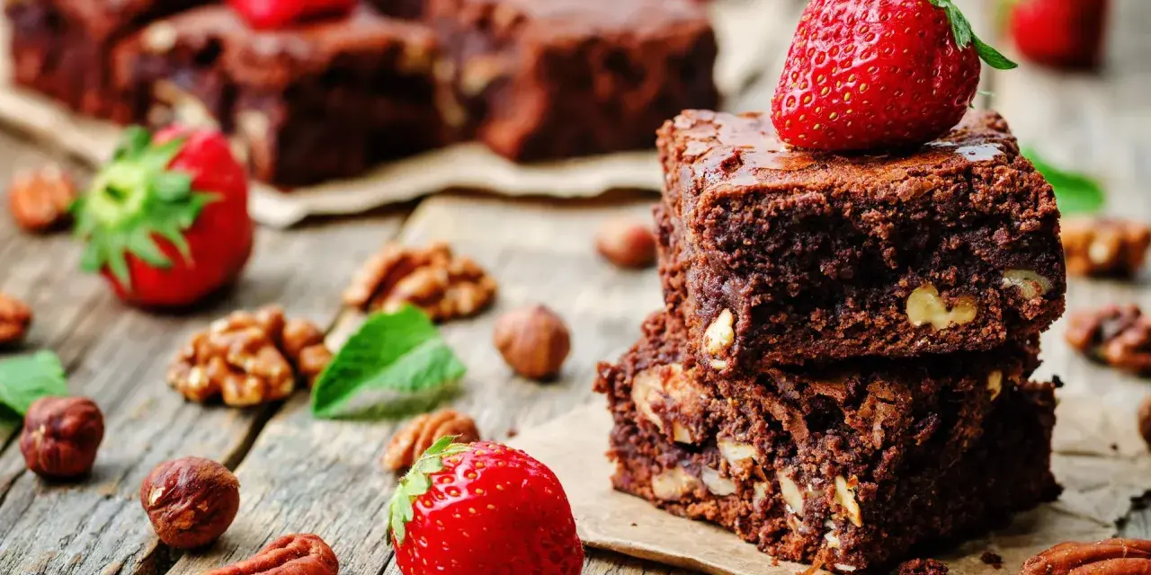 Czekoladowe brownie z orzechami i truskawkami. Pyszna przekąska, której brownie kcal nie zrujnuje diety.